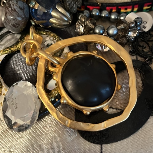 Craft lot, black, white and grey. Crafting and repurposing lot 8A. - Picture 5 of 12